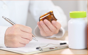 Médico escrevendo e segurando frasco